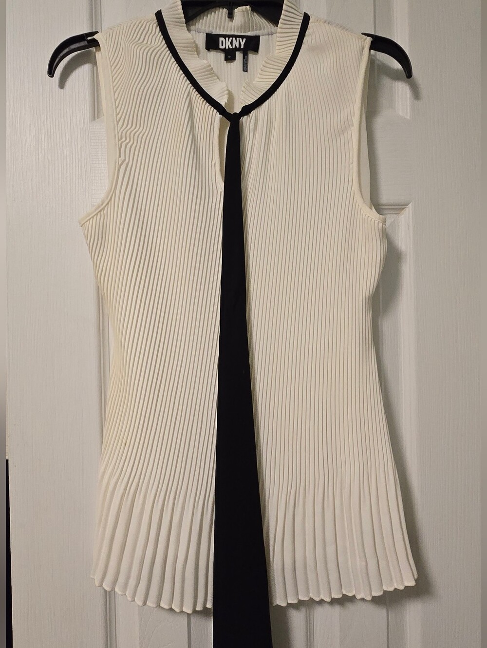 DKNY Women' sleeveless pleated top with tie neck. Off white and black. Stretchy.